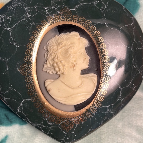 Green Heart Shaped Mount Clemens pottery cameo trinket box, Excellent Condition - Picture 1 of 10